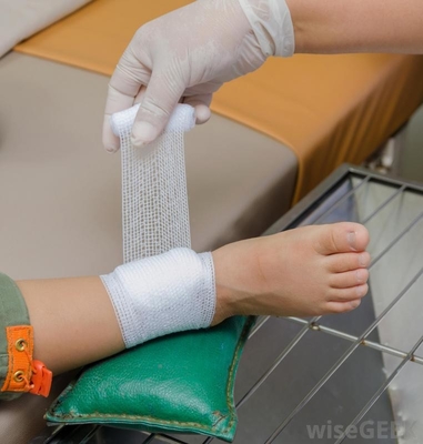 comprar Rolo de gaze médica 100% algodão Revestimento de gaze e vendagem Rolo ISO homologado estéril fabricação em linha