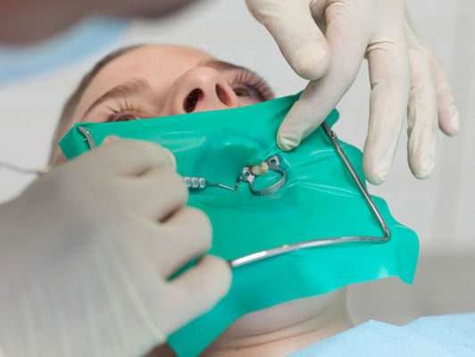 Bom preço Folhas de borracha materiais da represa do Retractor dental puro dental do mordente da represa do látex on-line