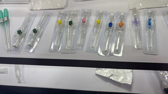 Bom preço Cânula IV descartável com design alado, tamanhos 14G-26G e PVC biocompativel para inserção segura on-line